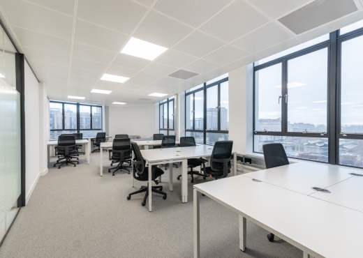 Un bureau de coworking ouvert enti