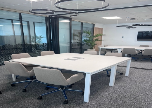 Un bureau de coworking ouvert enti