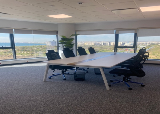 Un bureau de coworking ouvert enti