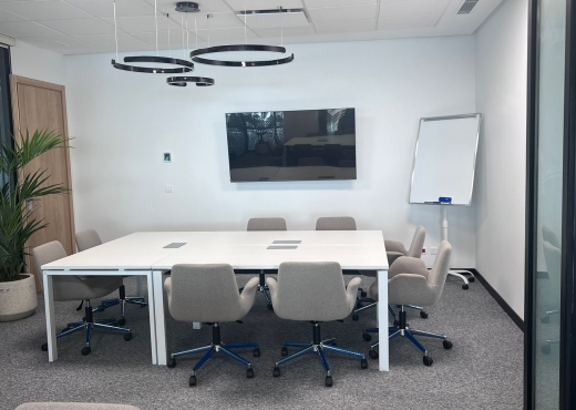 Un bureau privé entièrement équipé