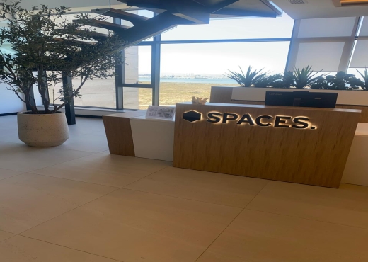 Un bureau de coworking ouvert enti