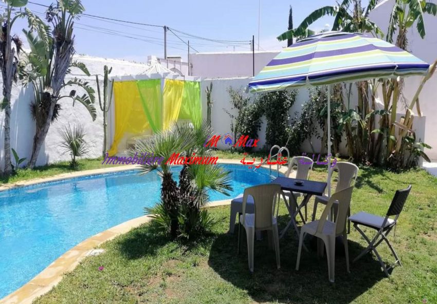 Une villa de plain pieds avec piscine et jardin