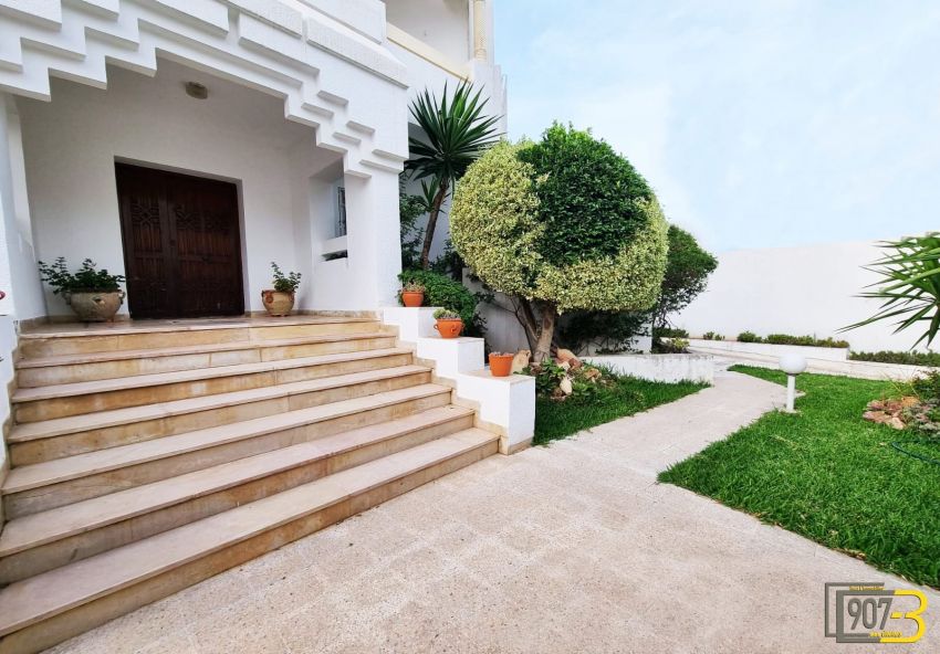A vendre une villa de charme se situe dans un quartier résidentiel calme, à El Menzah 9