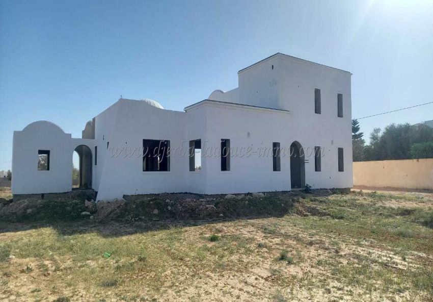 A Vendre Grande Villa Avec Piscine Inachevée De Style Traditionnel Proche De La Mer Djerba-Aghir