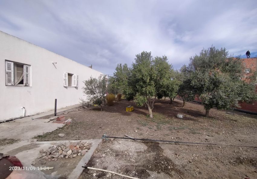 A vendre une maison S+3 avec garage bien placée et située dans un cartier calme a el haouaria