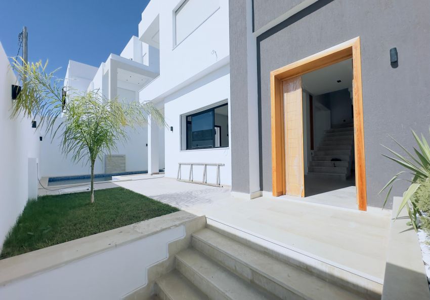 Villa en Triplex S+4 avec jardin et piscine à Hammamet Nord