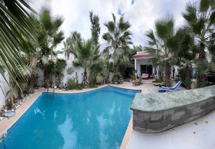 Villa avec piscine et jardin aménagé