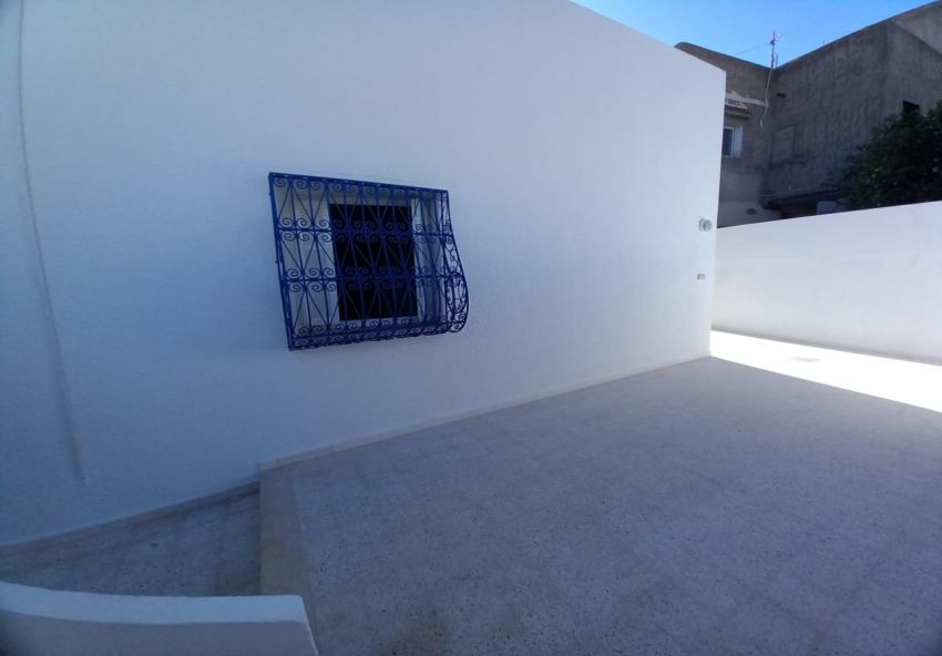 Villa plain-pied rénovée avec studio à Al Medina Jadida 2, sur un terrain estimé à 356 m2.