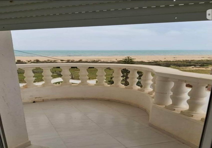A vendre unne belle villa pied dans l'eau à Roued plage