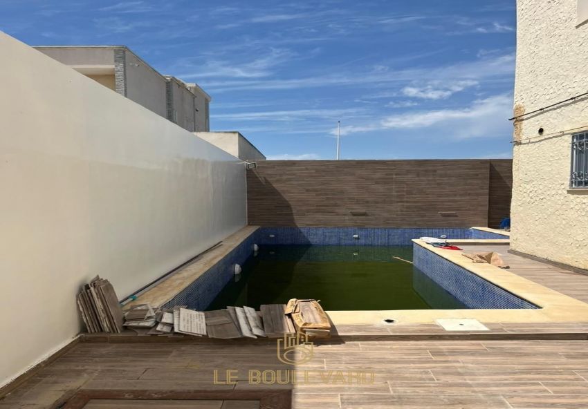 A louer villa S+5 avec piscine à Jinene Benikhiar