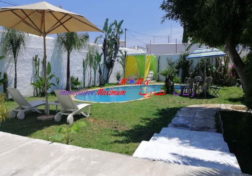 Une villa de plain pieds avec piscine et jardin