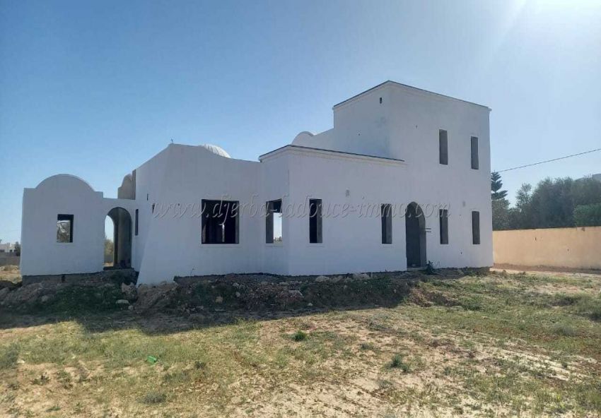 A Vendre Grande Villa Avec Piscine Inachevée De Style Traditionnel Proche De La Mer Djerba-Aghir