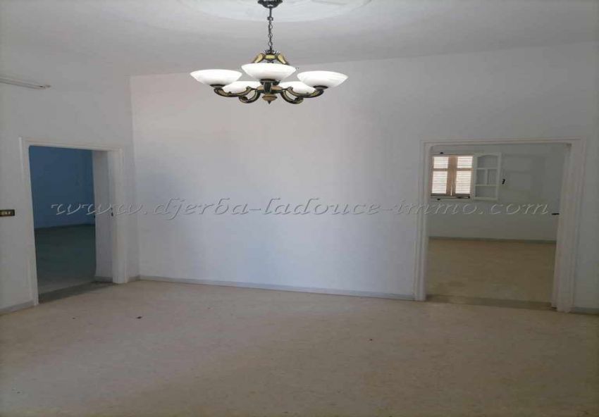 A vendre : Spacieuse maison à Tézdaine - Djerba