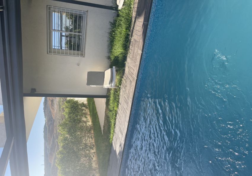 À Vendre : Magnifique Appartement de Luxe à Ennasr .Situé au rez-de-chaussée, cet appartement spacieux et élégant se compose de 2 chambres confortables et d'une suite parentale qui vous offre