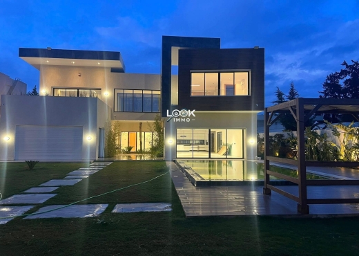 A Vendre Villa S+4Suites Chotrana
