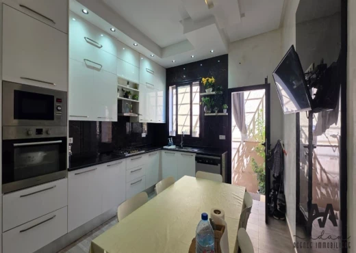 Étage de villa à À Vendre à NABEUL - Villa S+3 de 265m² avec garage à L
