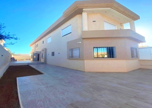 A vendre Villa S+3 rte Bouzayene Sfax