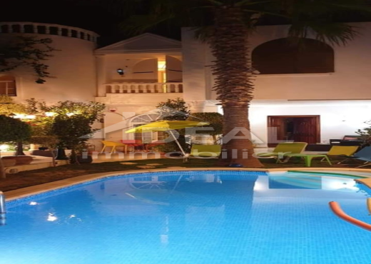 AV Villa avec piscine – La soukra