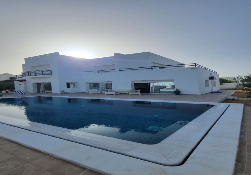 LOCATION DE VACANCES Villa avec piscine, située à AGHIR