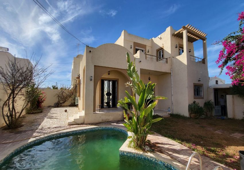 A VENDRE VILLA AVEC PISCINE HOUMT SOUK