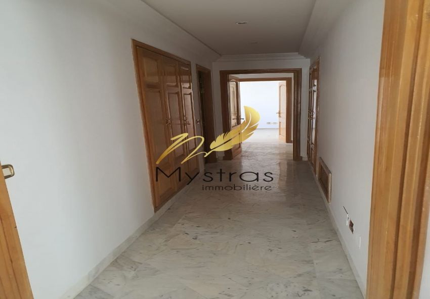 A vendre un bel appartement S+4 à Ennaser 2