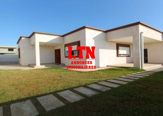 للبيع منزل حديث البناء مطل عل البحر