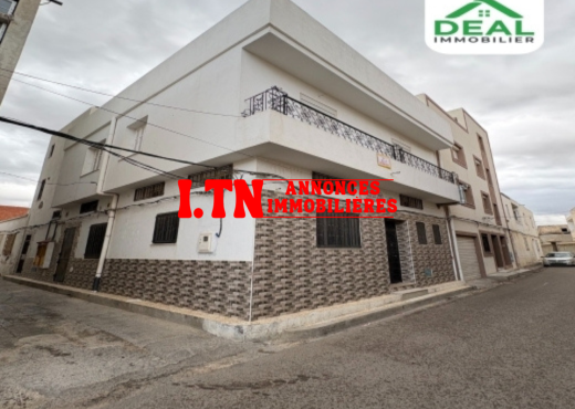 للبيع : مخبزة مجهّزة وشقة سكنية (S+2).