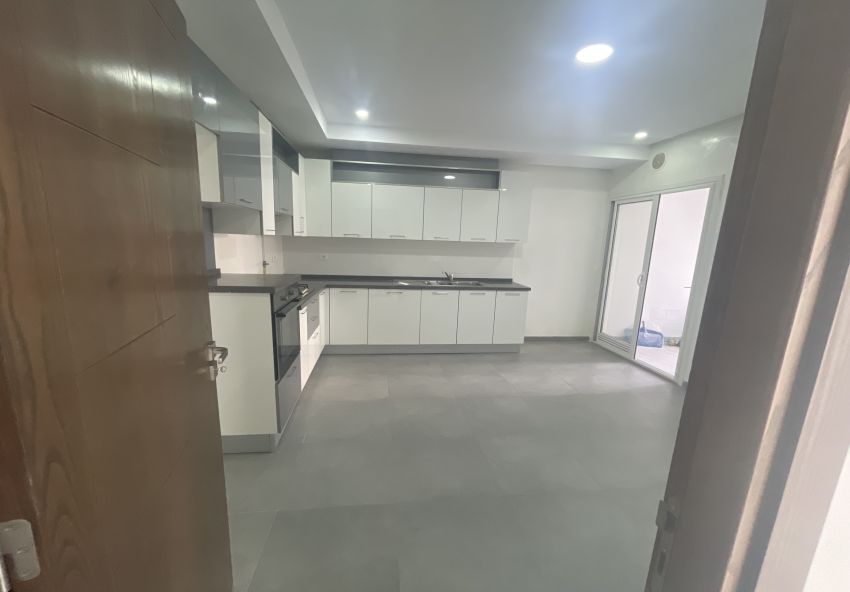 À Vendre : Magnifique Appartement de Luxe à Ennasr .Situé au rez-de-chaussée, cet appartement spacieux et élégant se compose de 2 chambres confortables et d'une suite parentale qui vous offre