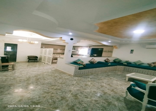 a vendre une maison et un studio au ventre ville