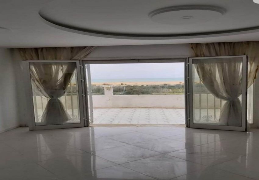 A vendre unne belle villa pied dans l'eau à Roued plage