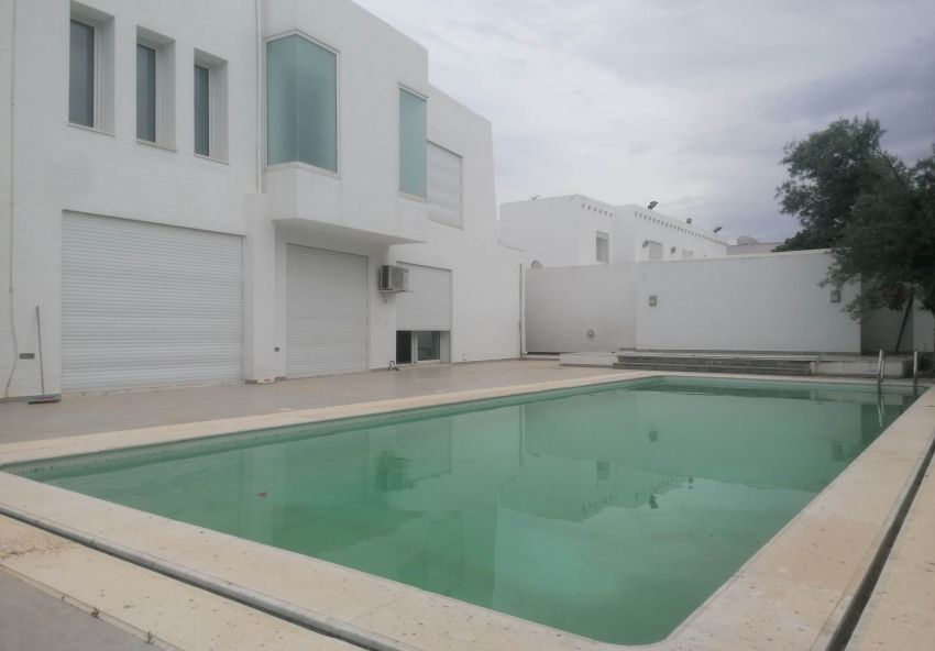 villa El Kantaoui avec Pisicne 4 suites 2 salons H standing