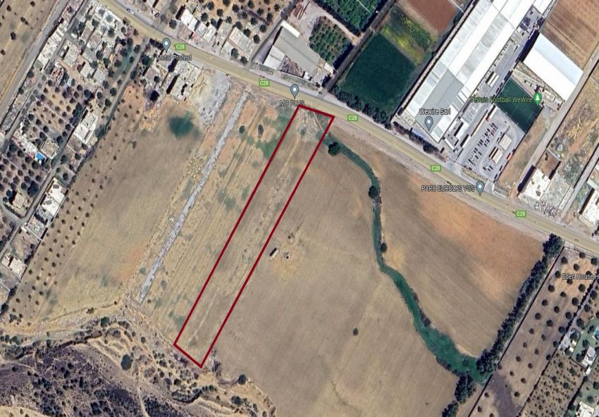 Terrain d’un hectare à Hammamet sud : Très bonne occasion pour investissement à court terme ou pour bâtir une maison.