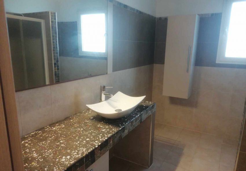 villa La Soukra   avec Piscine  Jardin  S+5