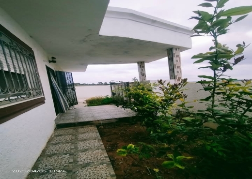 a vendre une maison et un studio au ventre ville