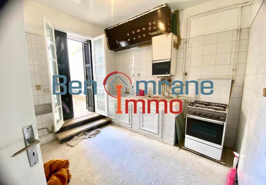 A vendre appartement s+1🏠au centre ville rue de Londres       شارع  لندرة، الباساج