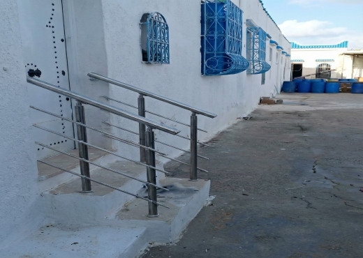 معصرة عصرية + كوشة خبز للبيع في رأس الجبل