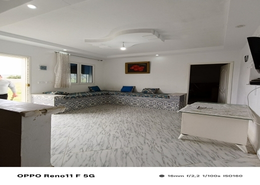 a vendre une maison et un studio au ventre ville