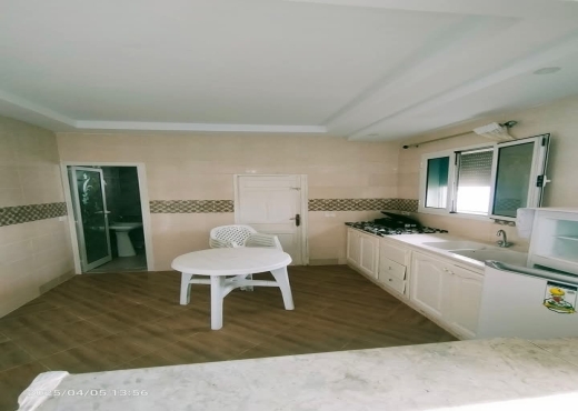 a vendre une maison et un studio au ventre ville