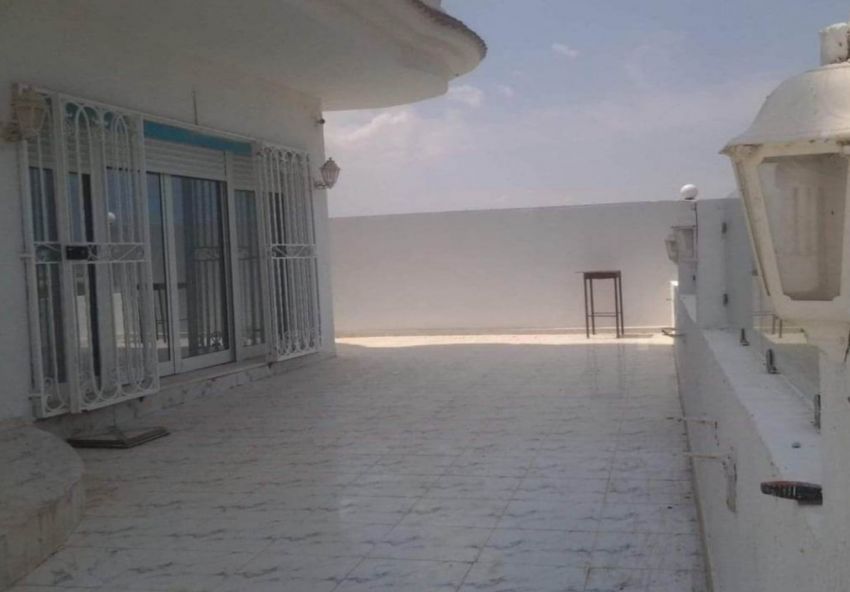 A vendre unne belle villa pied dans l'eau à Roued plage