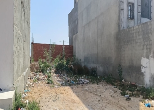 للبيع : أرض في شاطئ الشرف/ البقالطة