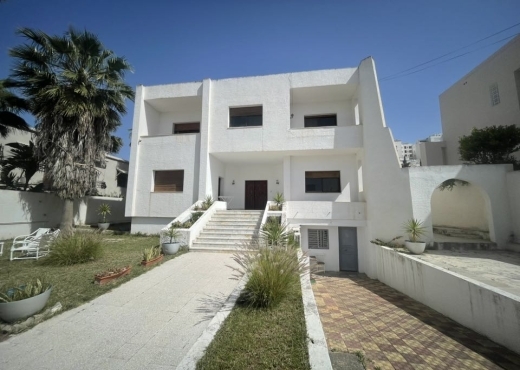 À VENDRE – VILLA S+5 AVEC GRAND JARDIN & PISCINE