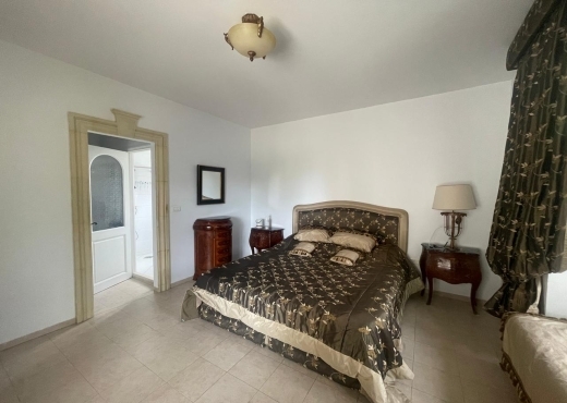 A vendre à Hammamet une villa S+4 de 300m²/440m² d