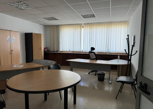 Bureau 858 m² au Berge du Lac 1