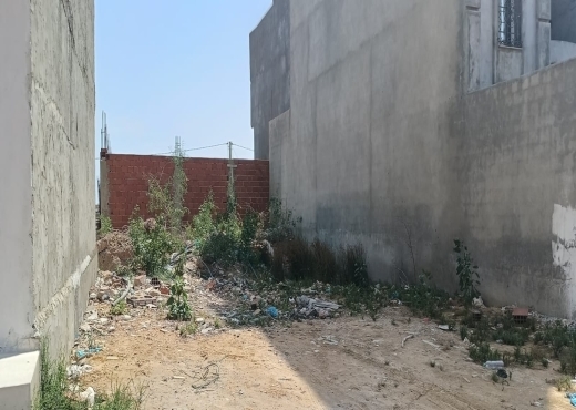 للبيع : أرض في شاطئ الشرف/ البقالطة