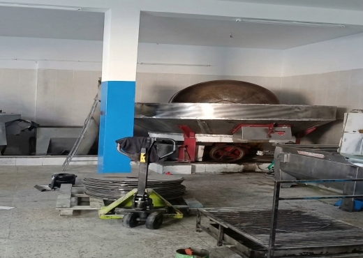 معصرة عصرية + كوشة خبز للبيع في رأس الجبل