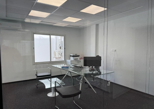 Joli bureau retapé à neuf au lac 1