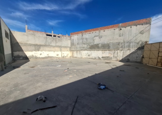 Dépôt 500 m² plus cour 400 m² Oudh