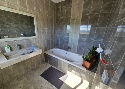 villa À Vendre à ARIANA - 📍𝗕𝗢𝗥𝗝 𝗬𝗢𝗨𝗡𝗘𝗦, 𝗞𝗔𝗟𝗔𝗔𝗧 𝗔𝗡𝗗𝗔𝗟𝗢 - Immobiliere.tn - Photo 3