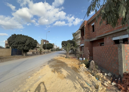 Terrain qui fait le coin de 175m²