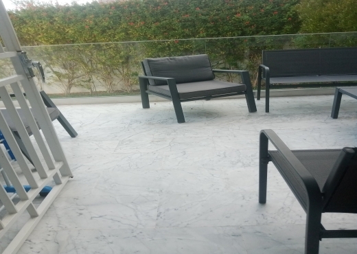 À VENDRE – TRIPLEX AVEC PISCINE ET JARDIN